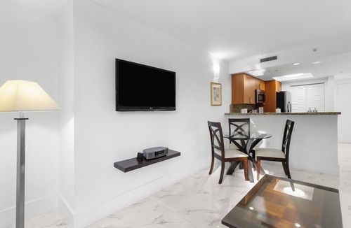 Coconut Grove Hotel | Stylish Stay | 2 1BR Units w/Kitchen and Short Walk to Dinner Key Marina