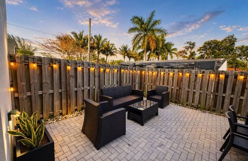 Golden Glades House | Stylish Stay Near Hard Rock Stadium