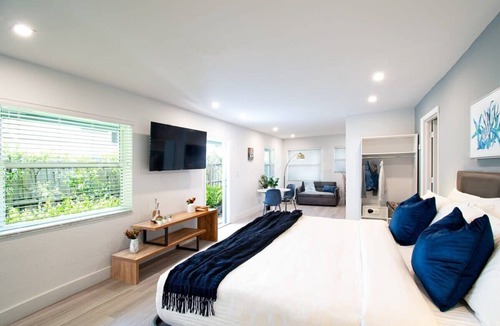 Poinciana Park Hotel | Stylish Suite with Tub in Fort Lauderdale