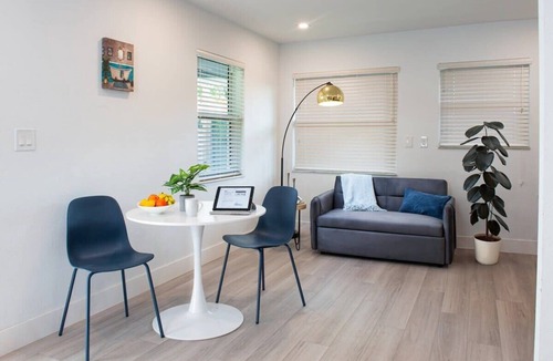 Poinciana Park Hotel | Stylish Suite with Tub in Fort Lauderdale