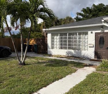 Dania Beach House | Stylish two bedroom beach getaway