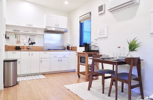 Rampart Village House | Stylish Westlake Guest House/Large Yard/Mountain View/Parking/Central Location