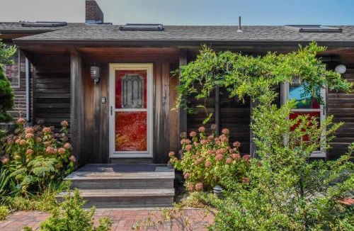 North Truro House | Stylistic Home and Easy Walk to the Beach