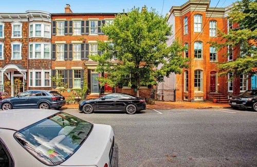 Historic District House | Submariner's Gate - Historic 4-bedroom home in charming Annapolis with parking