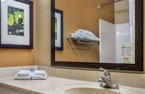Akron Hotel | Suburban Studios Copley Akron West