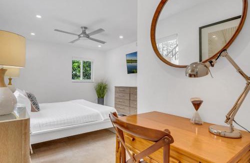Barrier Island Apartment | Suite by Beach Waterfront Lago Key Three