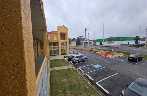 Montrose Apartment | Suite King Bed Non Smoking|Akron OH