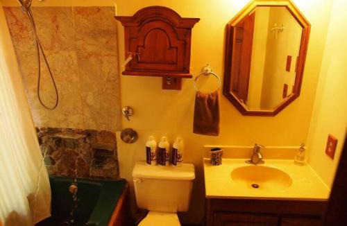 Stanardsville Apartment | Suite Pea at White Lotus Eco Spa Retreat
