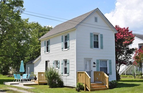Chincoteague Cottage | Summer Breeze- Cozy Cottage Close to Town, Fire Pit