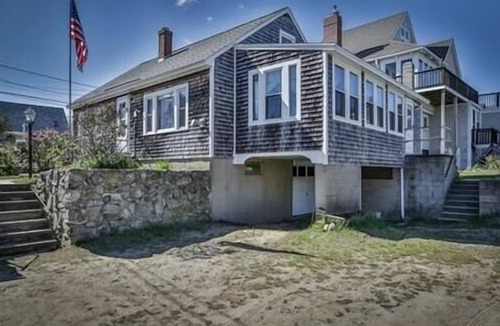 Newbury Cottage | Summer Fun for the whole family! 4-bed off Northern Blvd. Short walk to beach.