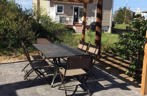 Newbury Cottage | Summer Fun for the whole family! 4-bed off Northern Blvd. Short walk to beach.