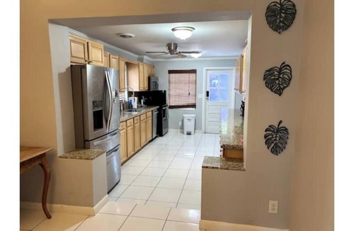 Poinsettia Heights House | Summer Vacation 4-bedroom Home Mins To Beach & Downtown