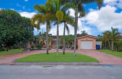 Coral Ridge Isles House | Sun-Filled House with pool by PMI