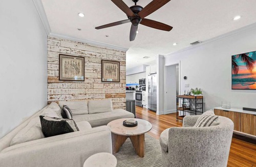Middle River Terrace House | Sun of a Beach - 4Bed Tropical Getaway