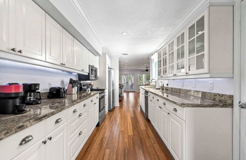 Middle River Terrace House | Sun of a Beach - 4Bed Tropical Getaway