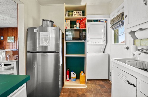 Birdsnest Cottage | Sunflower Cottage - Waterfront; Outdoor shower!