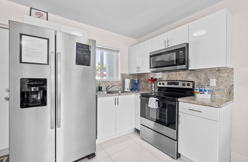 Gladeview House | Sunflower Miami Family Retreat-Fenced &Turf Yard w/BBQ-Centrally Located