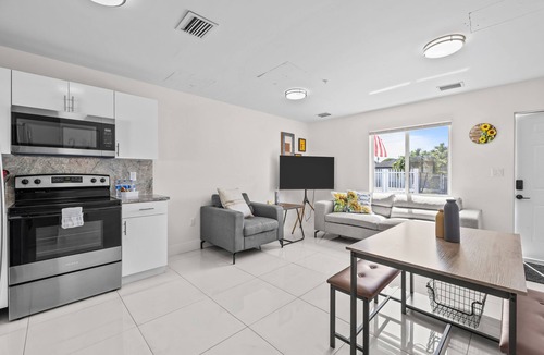 Gladeview House | Sunflower Miami Family Retreat-Fenced &Turf Yard w/BBQ-Centrally Located