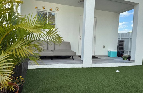 Gladeview House | Sunflower Miami Family Retreat-Fenced &Turf Yard w/BBQ-Centrally Located