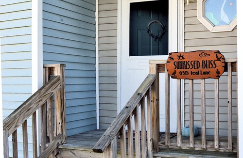 Deep Hole House | Sunkissed Bliss - 2BR Townhouse - Close to Beach, NO LINENS