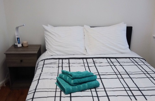 Hillandale House | Sunlight floor apartment with parking near Washington DC