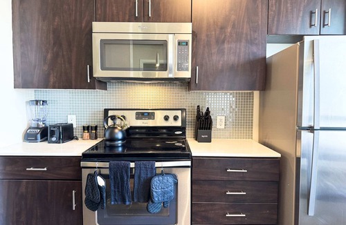 Mid-Wilshire Apartment | Sunlit Retreat 10 Min from Disneyland With Pool & GYM
