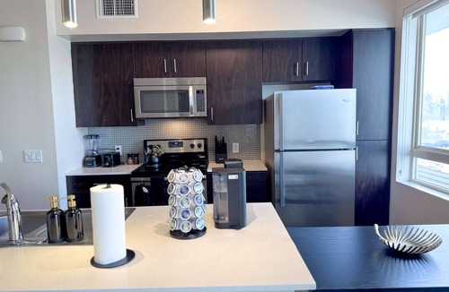 Mid-Wilshire Apartment | Sunlit Retreat 10 Min from Disneyland With Pool & GYM