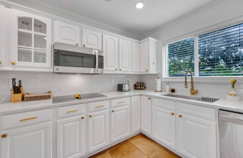 Lighthouse Point House | Sunny Florida Escape: Private Heated Pool, Hot Tub, Putting Green, Beach Nearby!
