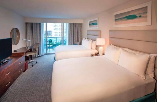 Hollywood South Central Beach Hotel | Sunny Oasis | Swimming. Restaurant