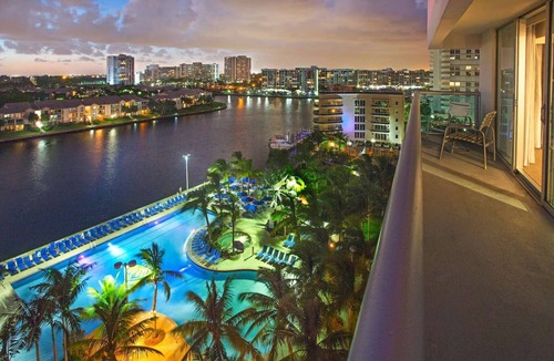 Hollywood South Central Beach Hotel | Sunny Retreat | Restaurant + Outdoor Pool