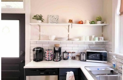 Richmond Apartment | Sunny, Spacious Suite Green & Shaded Backyard