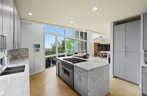 Brentwood House | Sunset Views! Sauna, Gym, Parking, BBQ, Near Sofi!