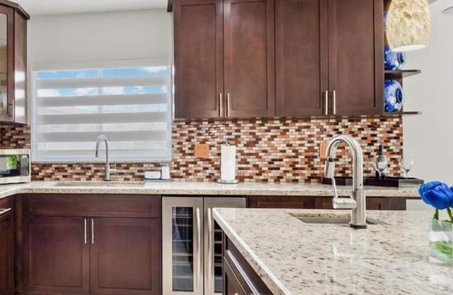 Hialeah House | Sunshine 6BR Villa w/Chill Yard/Games/Swimming Spa