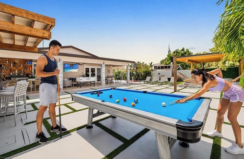 Hialeah House | Sunshine 6BR Villa w/Chill Yard/Games/Swimming Spa
