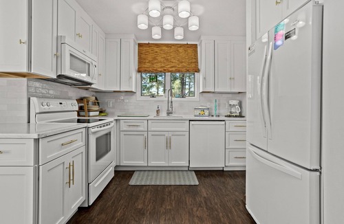 Deep Hole House | Sunshine Daydream | Oyster Bay Canal Waterfront w/Multiple Porches, Water Views & Dog Friendly