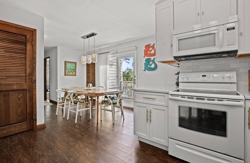 Deep Hole House | Sunshine Daydream | Oyster Bay Canal Waterfront w/Multiple Porches, Water Views & Dog Friendly