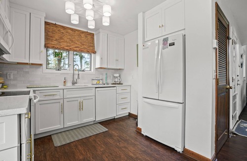 Deep Hole House | Sunshine Daydream | Oyster Bay Canal Waterfront w/Multiple Porches, Water Views & Dog Friendly