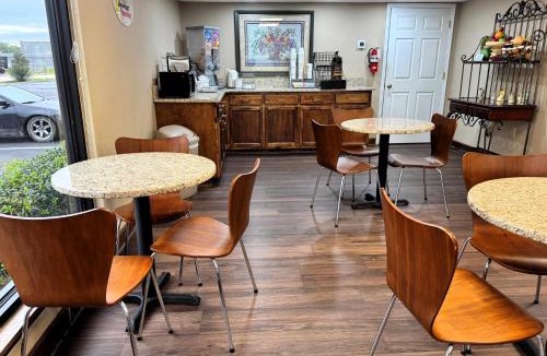 Booneville Hotel | Super 8 by Wyndham Booneville