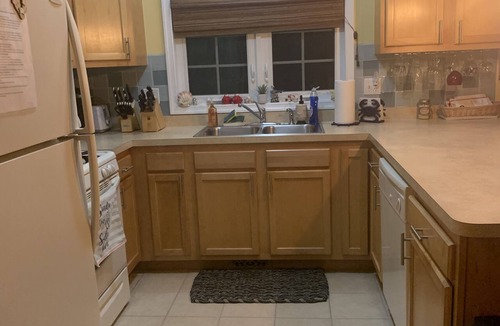 North Wildwood Condo | SUPER BEACHY CONDO - SLEEPS 9, 3 BR, 2 BA, 1 BLOCK to BEACH/BOARDWALK