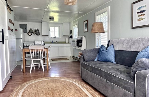 Geneva-on-the-Lake Cottage | Super Cute 2 Bedroom Lake Erie Cottage in GOTL