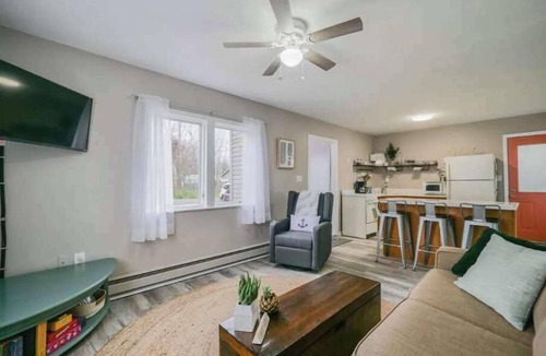 Madison - Lakeland House | Super Hosts: Grove Cottage - close to beach, wineries & Spire!