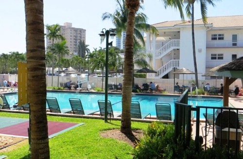 Lauderdale-by-the-Sea Apartment | Surfsider Resort