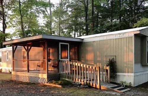 Greenwood House | Swartzentruber Cottage close to DE Turf & Beaches, also for traveling nurses!