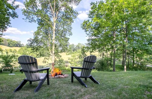 Sugarcreek Cabin | Sweet Private Cabin with Jacuzzi and Fire Pit in Ohio
