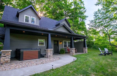 Sugarcreek Cabin | Sweet Private Cabin with Jacuzzi and Fire Pit in Ohio