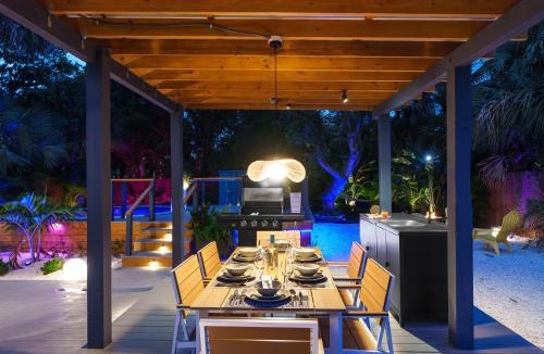 South Middle River House | Swim, Dine, and Relax - Your private paradise awaits