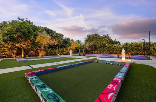 West Little River House | Swish Villa | Unique BKB Court | Outdoor Cinema