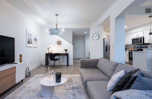 Delray Beach House | SWiSS LiViNG - Lakeside Haven - Pool, Gym, Tennis & Pickleball