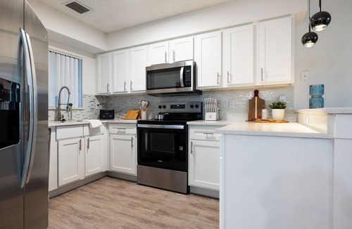 Delray Beach House | SWiSS LiViNG - Lakeside Haven - Pool, Gym, Tennis & Pickleball