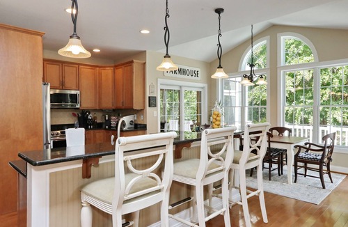 Newburg House | t32-Acre Retreat , Pool, Hot Tub, Theatre, Fire Pit, Games, sleeps 10
